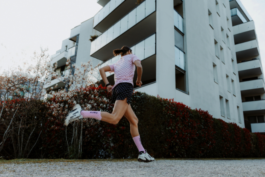KINETIK mise sur le style pour réinventer le trail féminin